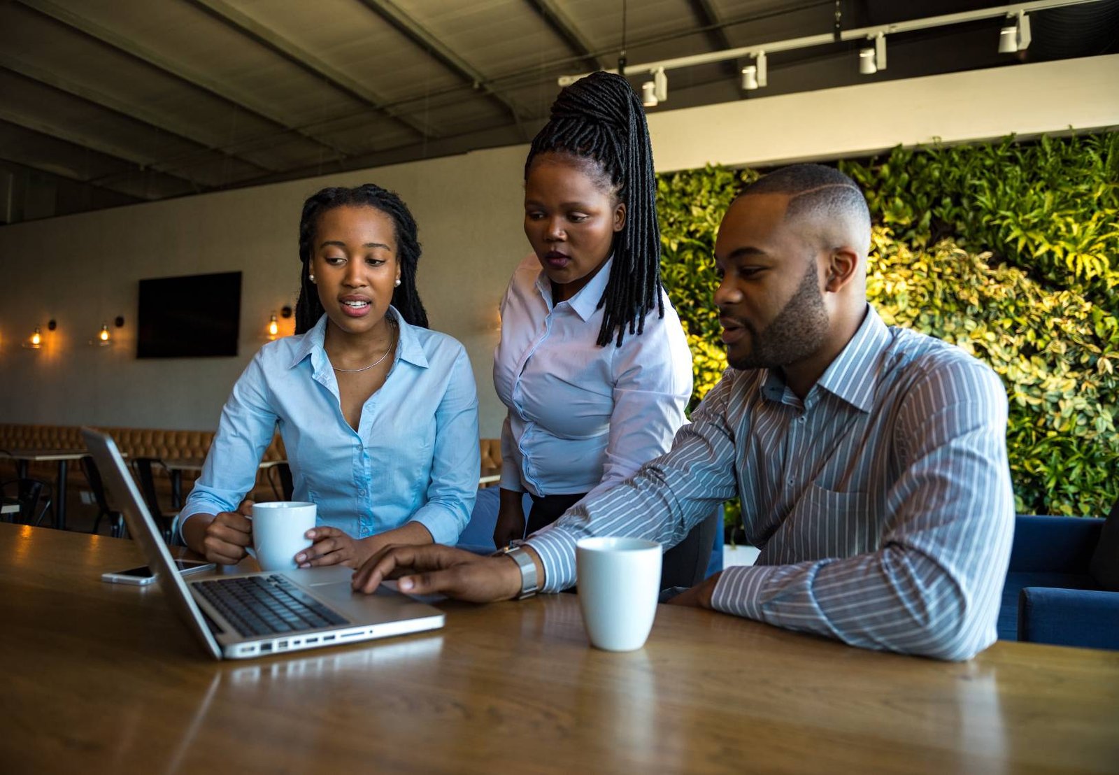 How Technology Helps Businesses Improve Efficiency and Achieve Sustainable Growth